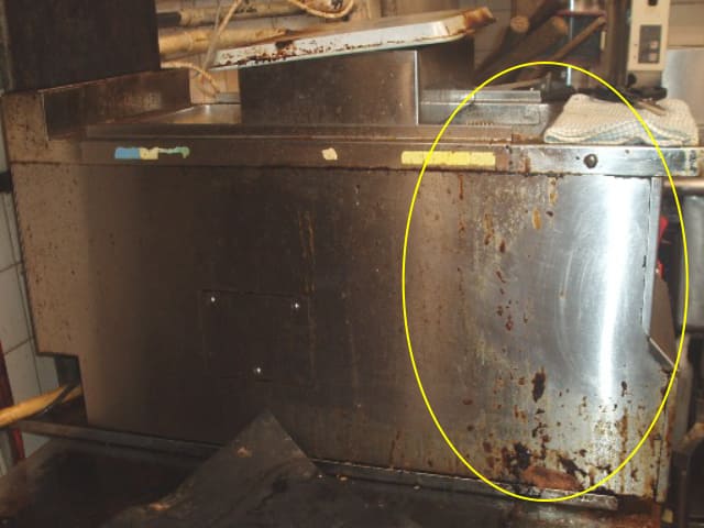 厨房機器の油汚れ洗浄施工　施工前
